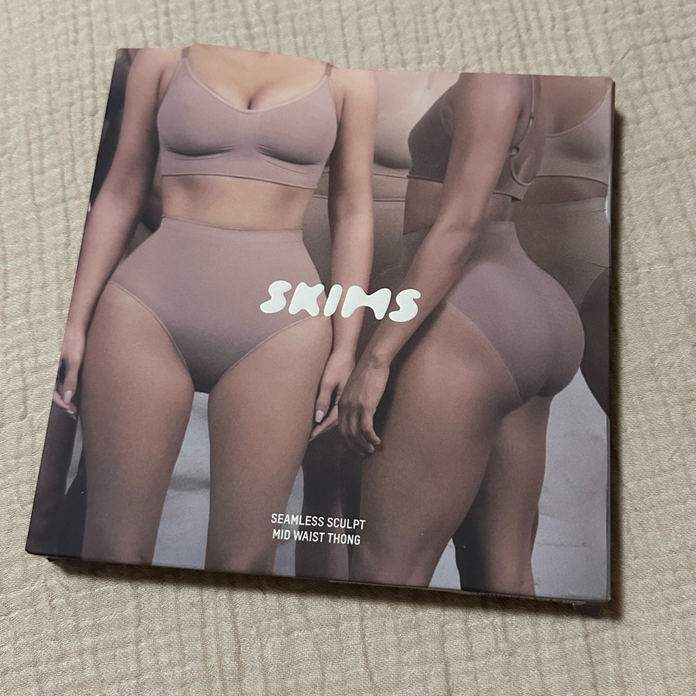 Skims Mid Waist Thong